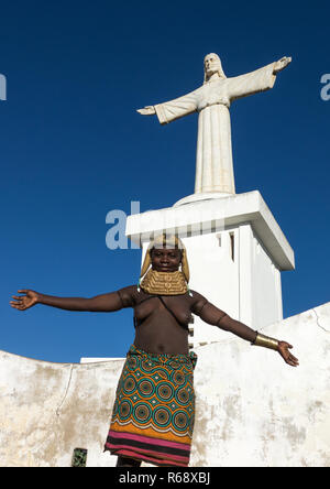 Mwila davanti al Cristo Rei statua, Provincia di Huila, Lubango, Angola Foto Stock