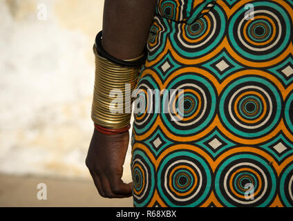 Braccio di una tribù Mwila giovane donna, Provincia di Huila, Lubango, Angola Foto Stock