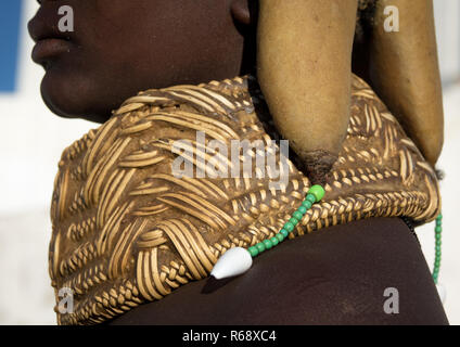 Tribù Mwila giovane donna con collana tradizionali, Provincia di Huila, Lubango, Angola Foto Stock