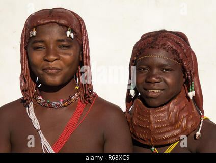 Tribù Mwila giovani donne con il tradizionale collana, Provincia di Huila, Lubango, Angola Foto Stock