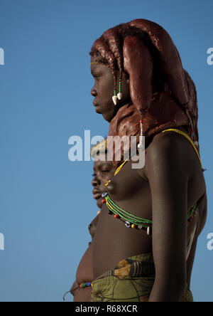 Tribù Mwila giovane donna con collana tradizionali, Provincia di Huila, Lubango, Angola Foto Stock