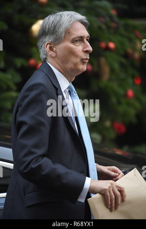 Il cancelliere dello scacchiere Philip Hammond arriva a Downing Street, Londra, per una riunione del gabinetto. Foto Stock