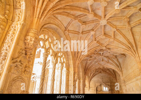 Arcata ornata all'interno di S. Il Monastero di Jeronimos a Lisbona, Portogallo Foto Stock