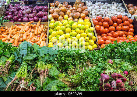 Ampia selezione di verdure fresche su un mercato in Valparaiso,Cile Foto Stock