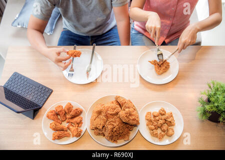 Le coppie di mangiare insieme Foto Stock