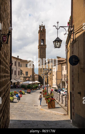 Strada di città sulla collina di Montalcino, Toscana, Italia Foto Stock