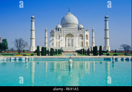 Taj Mahal, mausoleo in marmo bianco d'avorio, meraviglie del mondo, patrimonio dell'umanità dell'UNESCO, Agra, Uttar Pradesh, India, Asia Foto Stock