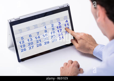 Imprenditore Pianificazione di puntamento su notebook ibrido Foto Stock