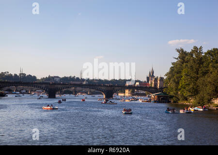 Praga, Repubblica Ceca - 14 Luglio 2018: barche sul fiume Vltava e le legioni' Bridge e Charles Bridge in background Foto Stock