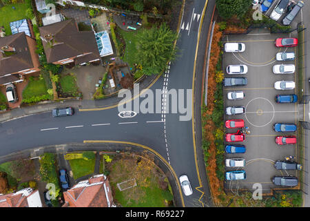 Vista aerea di veicoli che viaggiano su strade in periferia in una città nel Regno Unito Foto Stock