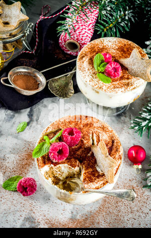 Dolce di Natale idea, Gingerbread Tiramisù inezia Parfaits merita di lamponi freschi e le foglie di menta. spazio copia Foto Stock