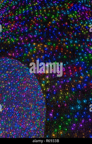 Abstract di albero di Natale luci sul Bournemouth Wonderland Tree che costantemente cambia colore a Albero di Natale il paese delle meraviglie, Bournemouth, Dorset Regno Unito Foto Stock