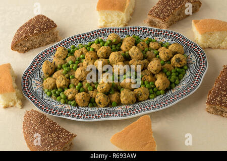 Stile marocchino pollo tritato sfere, piselli verdi e il pane per la cena Foto Stock