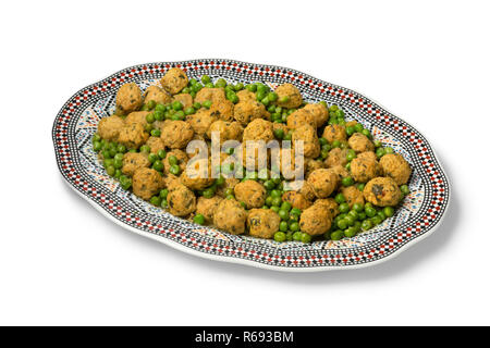 Piatto con stile Marocchino macinate palline di pollo e piselli verdi isolati su sfondo bianco Foto Stock