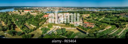 Vista aerea di Petrovaradin Novi Sad rocca dall'Austria turco volte in Serbia ex Jugoslavia lungo il fiume Danubio Foto Stock