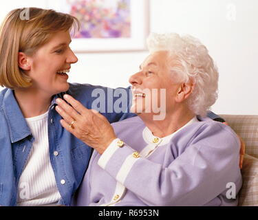 Ritratto, alte weisshaarige Dame mit ihrer Tochter Foto Stock