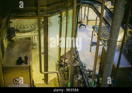 La produzione di birra linea. Attrezzatura per la messa in scena di produzione e di imbottigliamento del prodotto finito Foto Stock