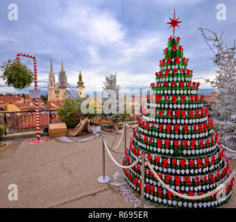 Zagabria albero di Natale e i punti di interesse visualizzare sulla avvento marcatore di città alta Foto Stock