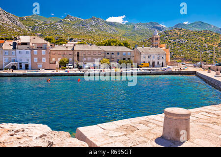 Città di Karlobag nel canale di Velebit vista fronte mare Foto Stock