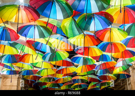 Ombrelli decorativo nelle strade di Bucarest, Romania Foto Stock