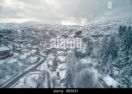 Vista aerea di Seli tradizionale villaggio Greco coperta di neve in inverno mattina. Top destinazione turistica in Grecia settentrionale Foto Stock