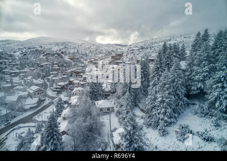 Vista aerea di Seli tradizionale villaggio Greco coperta di neve in inverno mattina. Top destinazione turistica in Grecia settentrionale Foto Stock