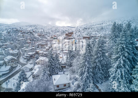 Vista aerea di Seli tradizionale villaggio Greco coperta di neve in inverno mattina. Top destinazione turistica in Grecia settentrionale Foto Stock