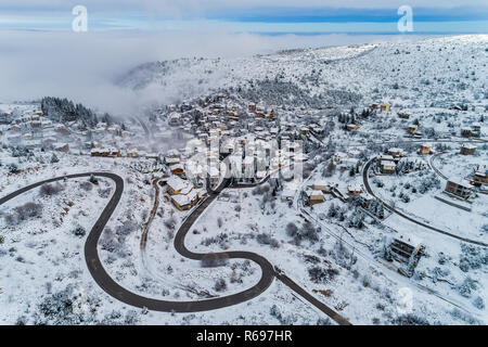 Vista aerea di Seli tradizionale villaggio Greco coperta di neve in inverno mattina. Top destinazione turistica in Grecia settentrionale Foto Stock