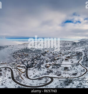 Vista aerea di Seli tradizionale villaggio Greco coperta di neve in inverno mattina. Top destinazione turistica in Grecia settentrionale Foto Stock