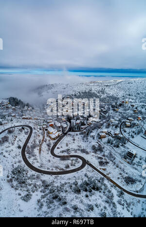 Vista aerea di Seli tradizionale villaggio Greco coperta di neve in inverno mattina. Top destinazione turistica in Grecia settentrionale Foto Stock