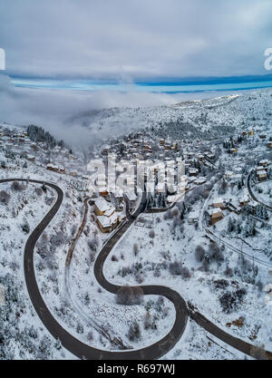 Vista aerea di Seli tradizionale villaggio Greco coperta di neve in inverno mattina. Top destinazione turistica in Grecia settentrionale Foto Stock