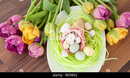 Nido di pasqua nel cono di cialda Foto Stock