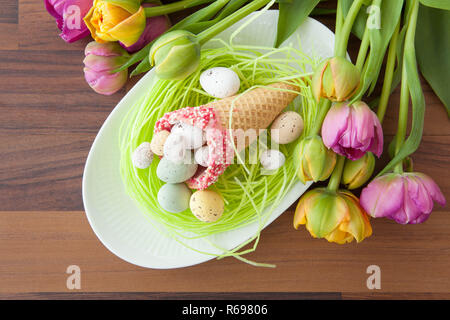 Nido di pasqua nel cono di cialda Foto Stock