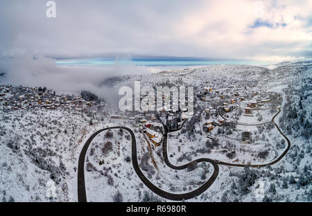 Vista aerea di Seli tradizionale villaggio Greco coperta di neve in inverno mattina. Top destinazione turistica in Grecia settentrionale Foto Stock