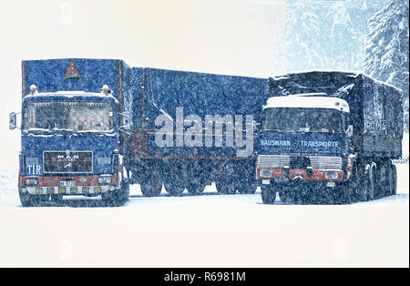 I carrelli parcheggiati in una coperta di neve carrello stopon autostrada tedesca in inverno 1976 Foto Stock