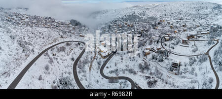 Vista aerea di Seli tradizionale villaggio Greco coperta di neve in inverno mattina. Top destinazione turistica in Grecia settentrionale Foto Stock