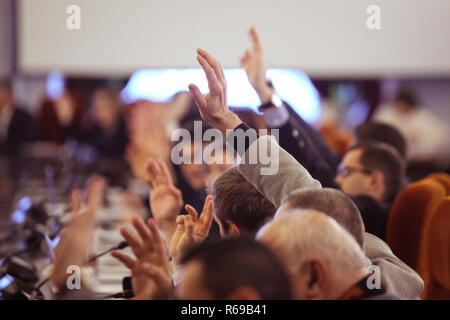 I membri del parlamento rumeno voto alzando le mani Foto Stock