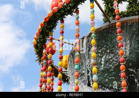 Fontana decorata per Pasqua Foto Stock