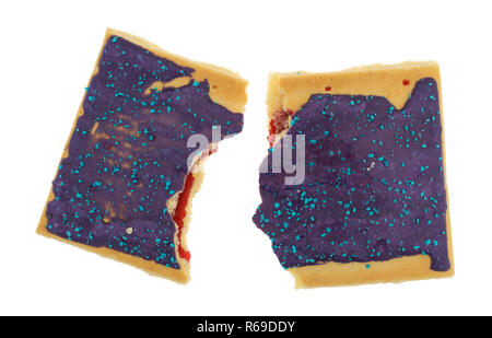 Vista dall'alto di una rotta glassa viola sapore di fragola tostapane pasticceria isolato su uno sfondo bianco. Foto Stock