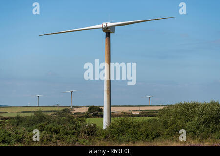 Vecchie Turbine eoliche sulle colline in Cornovaglia. Foto Stock