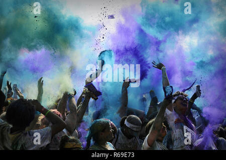 Immergere i partecipanti stessi con polvere colorata a conclusione di un 5K COLOUR RUN a Chicago negli Stati Uniti. Foto Stock