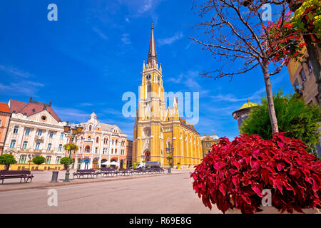 Piazza della Libertà e la cattedrale cattolica di Novi Sad vista, regione della Vojvodina di Serbia Foto Stock