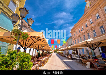 Il ristorante central street di Novi Sad summer view, regione della Vojvodina di Serbia Foto Stock