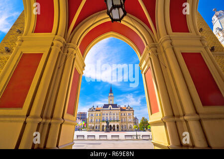 Piazza della Libertà a Novi Sad e archi e vista di architettura, regione della Vojvodina di Serbia Foto Stock