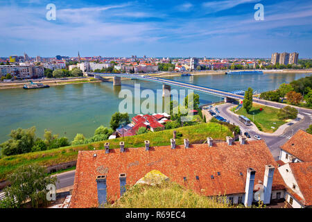Città di Novi Sad e il fiume Danubio vista aerea da Petrovaradin, regione della Vojvodina di Serbia Foto Stock