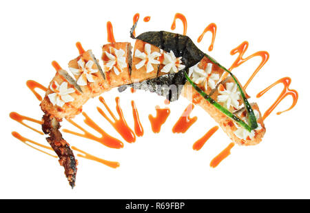 Fritti caldi sushi rotoli nella forma di un drago. Isolato su sfondo bianco. Creative piatto sul menu. Foto Stock