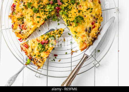 Una sana prima colazione il cibo, farcite frittata di uova con verdure e pancetta Foto Stock