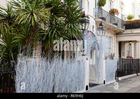 LONDON, Regno Unito - Novembre 30th, 2018: negozi, i ristoranti e gli alberghi sono decorate per Natale su high street nella zona elegante di Belgravia in Foto Stock