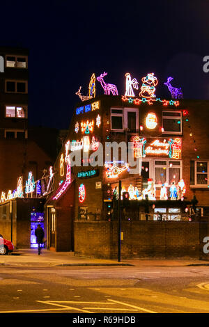 Una casa su una Londra Nord alloggiamento estate stravagante decorate con molte luci di Natale e ornamenti, London, Regno Unito Foto Stock