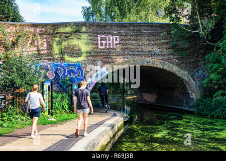 Madre e figlia a piedi lungo la strada alzaia del Regent's Canal a Whitmore Bridge, Londra UK, su un caldo e assolato pomeriggio estivo Foto Stock